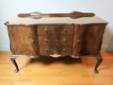 An early 20th century mahogany serpentine front sideboard, 150 cm x 57 cm x 97 cm.
