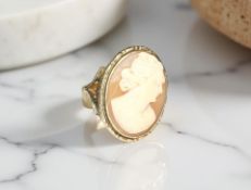 A 9ct gold cameo ring, size L CONDITION REPORT: 4.