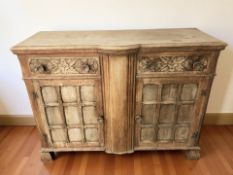 An Edwardian carved oak sideboard, 126 cm x 47 cm x 96 cm.