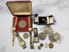 A 9ct yellow gold ring set with a cultured pearl, size N/O,