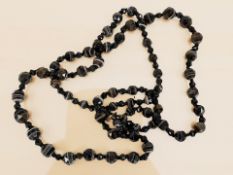 A jet and agate faceted necklace.