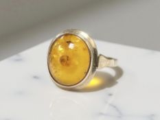 A 9ct gold amber ring, size N CONDITION REPORT: 3.