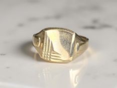 A 9ct gold signet ring, size V CONDITION REPORT: 3.