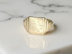 A 9ct yellow gold gent's signet ring, size O. CONDITION REPORT: 4.
