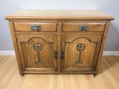 An Art Nouveau oak double door sideboard, 122 cm x 45 cm x 94 cm.