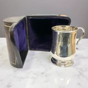 A boxed Georgian silver tankard, London 1786, later inscription, height 8cm.