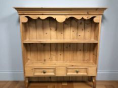 A modern pine kitchen wall shelf, 99 cm x 21 cm x 100 cm.