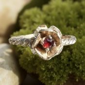 A 9ct gold garnet ring, size L CONDITION REPORT: 2.