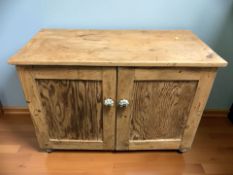 A Victorian pine double door low cabinet, 89 cm x 46 cm x 62 cm.