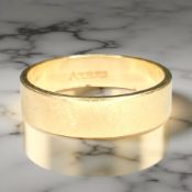 An 18ct gold band ring, size N CONDITION REPORT: 4.