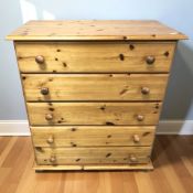 A modern pine five drawer chest, 79 cm x 41 cm x 91 cm.