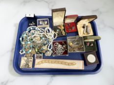 Costume jewellery to include several silver/white metal dress rings,