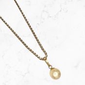 A cultured pearl pendant on 9ct gold chain CONDITION REPORT: 5.