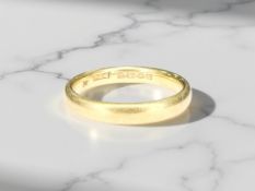 A 22ct gold band ring, size N CONDITION REPORT: 4.