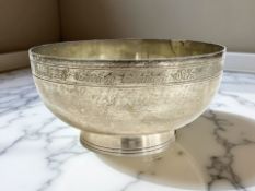 An Elizabeth II silver bowl, maker DJM, London 1992, diameter 15cm.