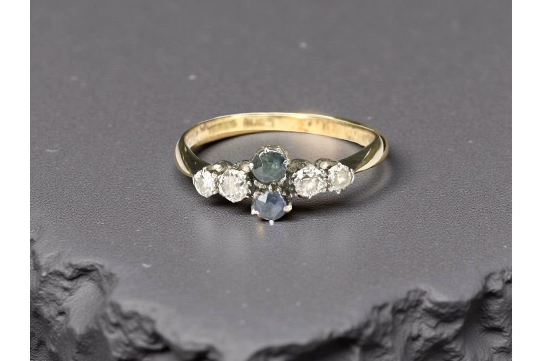 An antique 18ct yellow gold sapphire ring, size O. CONDITION REPORT: Weight: 2g.