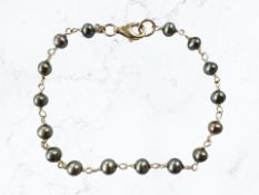 A gold and cultured pearl bracelet stamped 375, length 18cm CONDITION REPORT: 4.