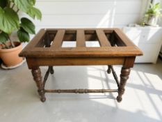 A Victorian mahogany luggage stand, 71 cm x 46 cm x 49 cm.