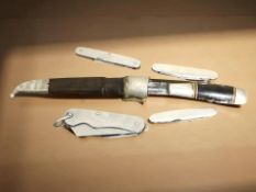 A military issue jack knife, three smaller pen knives and a further hunting knife in sheath.