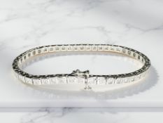 An 18ct white gold baguette diamond bracelet, set with 46 stones, approximately 2.7 ct, length 18cm.