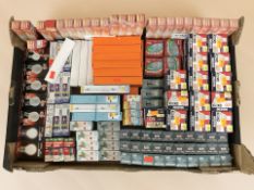 A large quantity of various light bulbs (1 box)