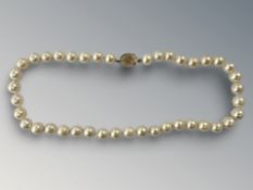 A pearl necklace set with 14ct yellow Chinese gold clasp,