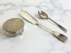 A silver ring box (a/f),