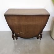 A reproduction oak drop leaf dining table, width 92 cm.