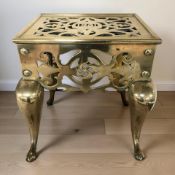 A pierced brass footman dated 1901, width 38 cm.