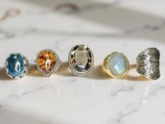Five silver/white metal dress rings, set with amber,