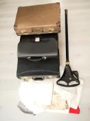 A group of vintage lace and linen,