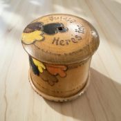 A vintage treen string box, height 8 cm.