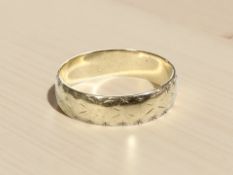 A 9ct gold band ring. CONDITION REPORT: 2g.