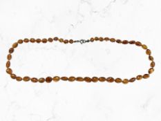 A silver mounted amber necklace, length 51 cm.