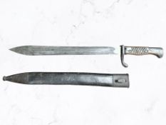 A German K98 Mauser butcher bayonet, blade 36.5 cm, in metal mounted leather scabbard.