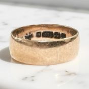 A 9ct gold band ring, size M CONDITION REPORT: 3.