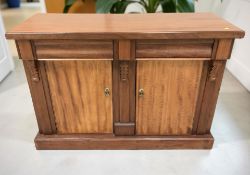 A Victorian style mahogany sideboard, 121 cm x 46 cm x 87 cm.
