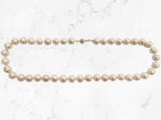 A cultured pink pearl single-strand necklace with gold clasp stamped 585,