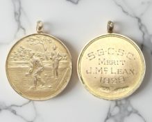 A 9ct yellow gold lawn bowls medal, awarded to J Mclean, 1929, diameter 30 mm.