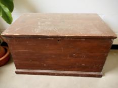 An early 20th century painted pine blanket chest, 96 cm x 59 cm x 56 cm.