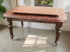 A Victorian mahogany extending dining table, with leaf, extended 177 cm x 91 cm x 69 cm.