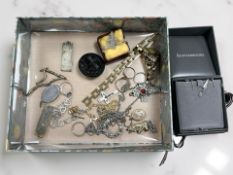 A group of jewellery items including,