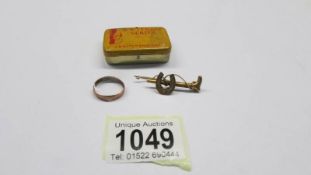 A 9ct gold ring and bar brooch, both a/f, 2.88 grams.