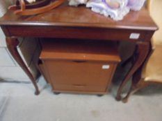 An Edwardian mahogany side/tea table on Queen Anne legs.