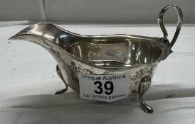 A silver gravy boat (Approx 101 grams)