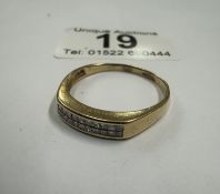 An 18ct yellow gold diamond half eternity ring 2.8 grams