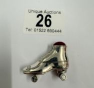 A silver roller skate style pin cushion 19.7 grams