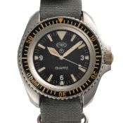 A RARE GENTLEMAN'S SIZE STAINLESS STEEL BRITISH MILITARY CWC QUARTZ ROYAL NAVY DIVERS WRIST WATCH
