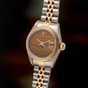 A LADY'S STEEL & GOLD ROLEX OYSTER PERPETUAL DATEJUST BRACELET WATCH DATED 1990, REF. 69173 WITH