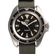 A GENTLEMAN'S STAINLESS STEEL BRITISH MILITARY CWC ROYAL NAVY DIVERS WRIST WATCH DATED 1995